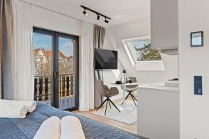a bedroom with a king sized bed and a balcony at 1-2 Personen - Parkplatz - Fahrradgarage - Zentrum - Küche - Balkon - WLAN - Klima in Sankt Martin
