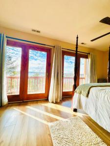 The Overlook At Cedar Point客房内的一张或多张床位