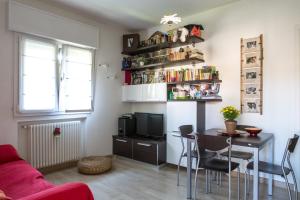 un soggiorno con scrivania e tavolo con sedie di Appartamenti Massimiliano a Peschiera del Garda