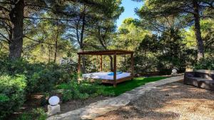 ein Bett in einem Pavillon in einem Garten in der Unterkunft Villa Cana Romero II Sea Views in Sant Josep + 29 Fotos
