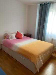 Santa MaríaにあるApartamento en Sadaのベッドルーム1室(大型ベッド1台、赤い枕付)