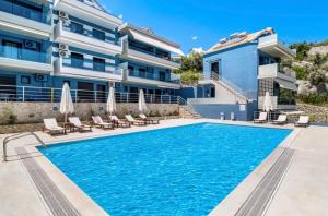 a swimming pool in front of a building at Blue dream in Nikiana