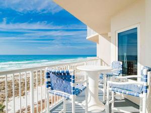ナバーにあるInn At Summerwind 501の椅子とテーブルと海のあるバルコニー