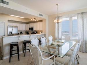 ナバーにあるInn At Summerwind 501のキッチン、ダイニングルーム(ガラスのテーブル、椅子付)