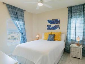 ナバーにあるInn At Summerwind 501の白いベッドと窓のある寝室 +19枚の写真