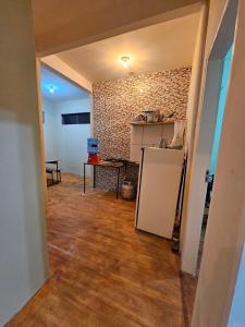 ウバジャラにあるCasa Mandacaruのキッチン(冷蔵庫、テーブル付)