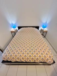 een bed in een kamer met twee lampjes op twee tafels bij Front de mer, 8min du Palais des Festivals in Cannes +9 foto's