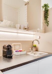 オポーレにあるCOMFISTAY Rynek 32A - Apartament na Starym Mieścieのキッチン(シンク、鏡付)