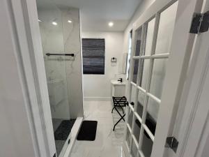 Ένα μπάνιο στο Gorgeous Private Room, near the Airport - Free parking - 01