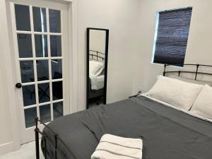 Ένα ή περισσότερα κρεβάτια σε δωμάτιο στο Gorgeous Private Room, near the Airport - Free parking - 01