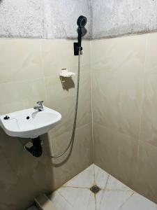 un bagno con lavandino e doccia di La Ahoy Rest House and Resort a San Jose