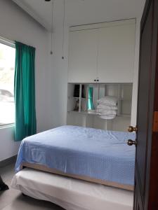 a bedroom with a bed with a mirror and a window at Linda casa de playa in Jama