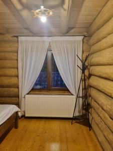 Postel nebo postele na pokoji v ubytování Cabana dintre brazi Mărișel