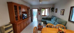 sala de estar con sofá azul y mesa en Bungalow Catral 20 en Santa Pola, en Santa Pola