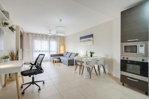 Η κουζίνα ή μικρή κουζίνα στο Bright & Modern Apartment in Palm Mar with Terrace AC and Swimming pool +39 φωτογραφίες