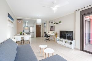 Μια τηλεόραση ή/και κέντρο ψυχαγωγίας στο Bright & Modern Apartment in Palm Mar with Terrace AC and Swimming pool