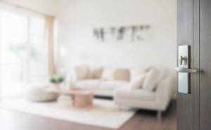 威尔明顿Luxe 220, Unit 6 - Adjoining Pool Table Penthouse Suites的客厅里有一张白色的沙发和一张桌子