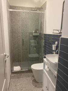 een badkamer met douche, toilet en wastafel bij Harmony in Rome ll in Rome