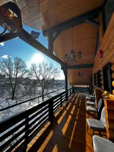 Un balcon sau o terasă la Domi Chalet