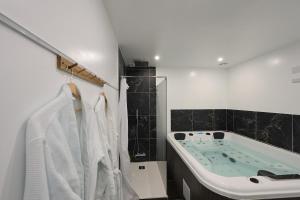 łazienka z wanną i umywalką w obiekcie Maison spacieuse - Grand jacuzzi w Hawrze +29 zdjęć