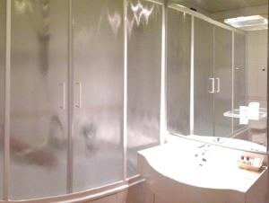 A bathroom at Hotel Marconi