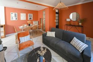 salon z kanapą i jadalnią w obiekcie Maison spacieuse - Grand jacuzzi w Hawrze