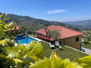 uma villa com piscina e uma casa em Quinta do Sonho em Resende