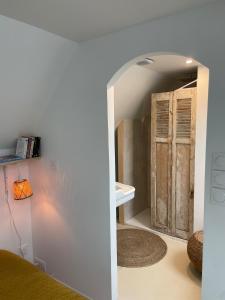 a room with a hallway with a door into a room at Le Nichoir in Frélinghien +22 photos