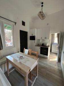 スコピエにあるNina Center Apartmentのキッチン、リビングルーム(木製テーブル、ダイニングルーム付) +18枚の写真