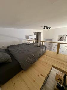 スコピエにあるNina Center Apartmentのベッドルーム1室(ベッド1台付)