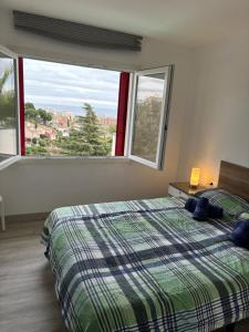 ein Schlafzimmer mit Bett und großen Fenstern in der Unterkunft Villa Seaview in Santa Susanna