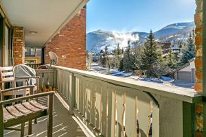 balcón con vistas a una montaña nevada en Alphorn 204, en Vail