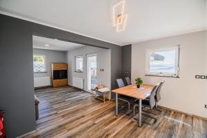 O bucătărie sau chicinetă la Holiday Home Mountainview Horizon with Private Sauna & Hot Tub