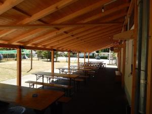 Hostel Le Chandelier餐厅或其他用餐的地方