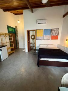 una camera da letto con un letto in una stanza di Vila Caiçara a São Sebastião Altre 24 foto