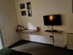 Televízia a/alebo spoločenská miestnosť v ubytovaní BoNiToS, SOBE-ROOMS