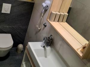 Kúpeľňa v ubytovaní BoNiToS, SOBE-ROOMS