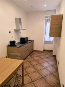 eine Küche mit Tisch und Arbeitsplatte in der Unterkunft The Apartment in Rom