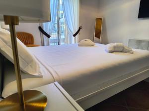 ein Bett mit zwei Kissen darauf in einem Zimmer in der Unterkunft The Apartment in Rom