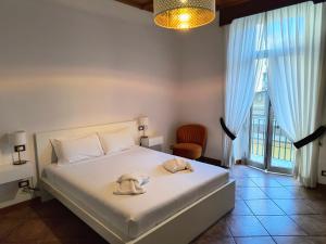 ein Schlafzimmer mit einem Bett mit zwei Handtüchern darauf in der Unterkunft The Apartment in Rom