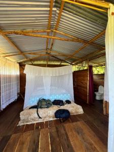 a room with a bed in a tent at Cabañas Mi Bello Atardecer in San José del Fragua