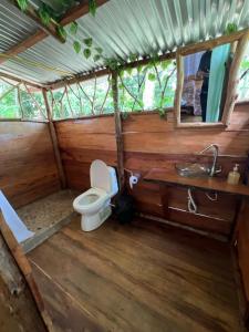 a bathroom with a toilet and a sink at Cabañas Mi Bello Atardecer in San José del Fragua