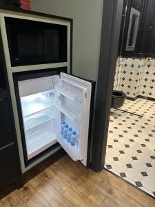 un frigorifero aperto con bottiglie d'acqua di Corner in old Tbilisi a Tbilisi City