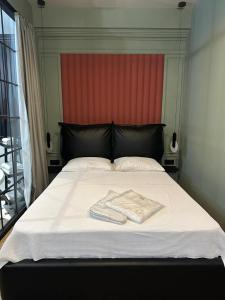 un letto con due asciugamani sopra di Corner in old Tbilisi a Tbilisi City