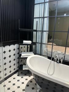 un bagno con vasca e lavandino di Corner in old Tbilisi a Tbilisi City Altre 12 foto