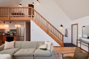 Khu vực ghế ngồi tại Private Chalet with Fire Pit Deck and Large Yard