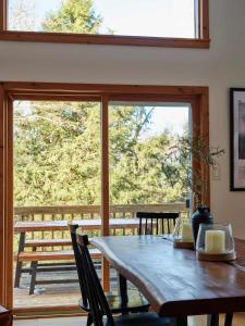Ảnh trong thư viện ảnh của Private Chalet with Fire Pit Deck and Large Yard ở Roscoe
