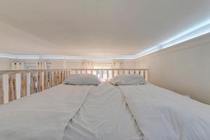 Ένα ή περισσότερα κρεβάτια σε δωμάτιο στο Grand Molo by Grand Apartments