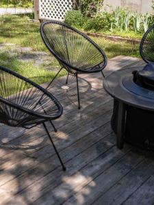 Vườn quanh Private Chalet with Fire Pit Deck and Large Yard