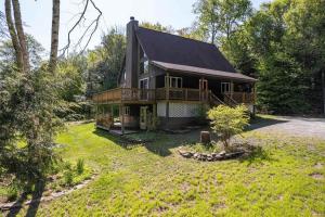 Vườn quanh Private Chalet with Fire Pit Deck and Large Yard